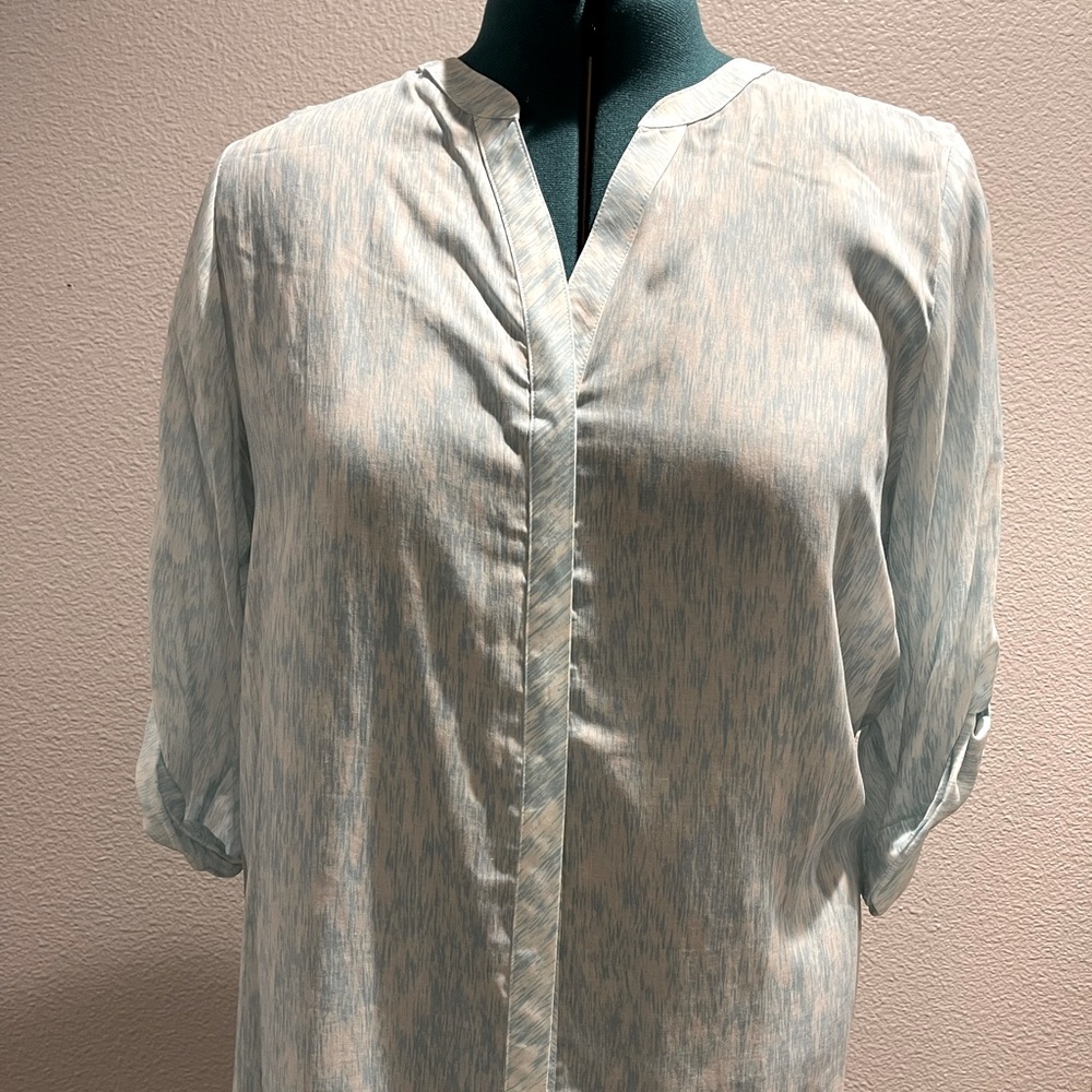 Light weight wrinkle resistant tunic